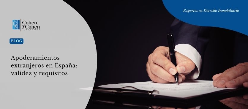 Foto de una mano firmando un documento para ilustrar el artículo de "Apoderamientos extranjeros en España: validez y requisitos", escrito por Cohen y Cohen